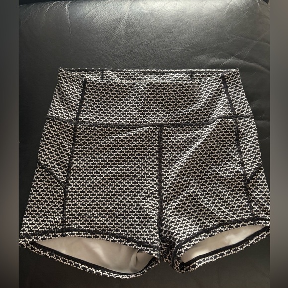 Lululemon In Movement Short in Monochromic Black size 8 - Picture 1 of 8